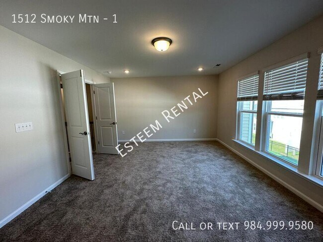 Building Photo - 1512 Smoky Mountains St