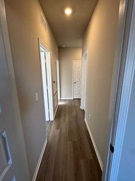 Building Photo - 526 W Fountain Cir