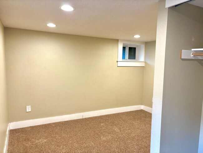 Building Photo - Portsmouth Neighborhood Updated 3-Story Ho...