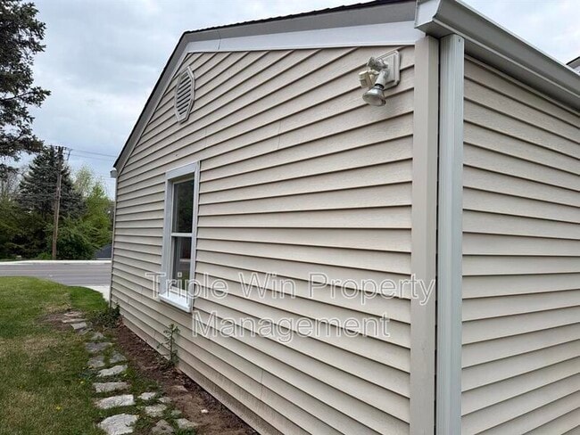 Building Photo - 1045 N Florissant Rd