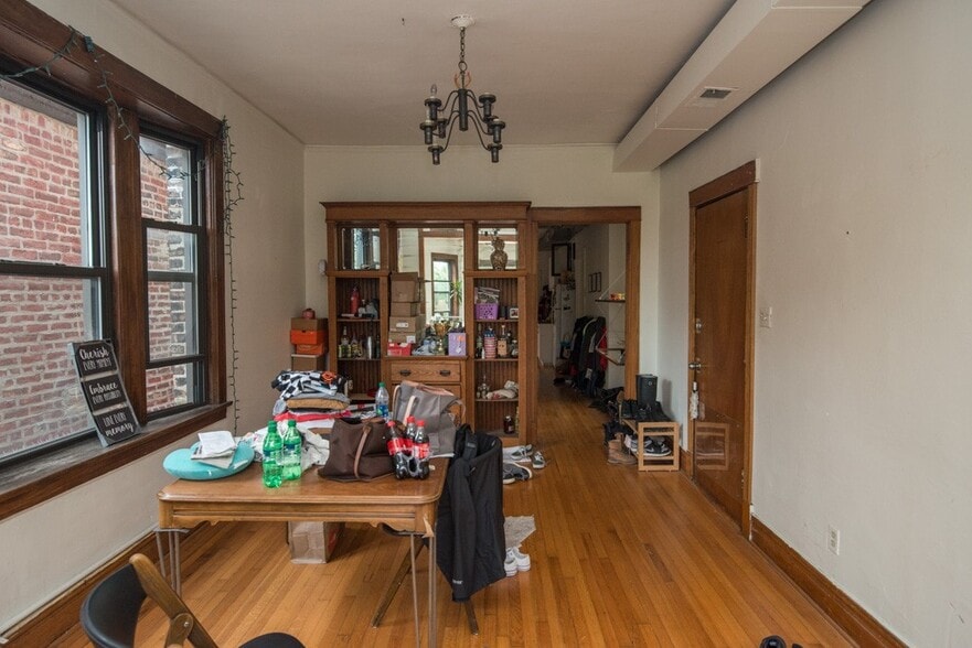 Building Photo - 1927 W Schiller St