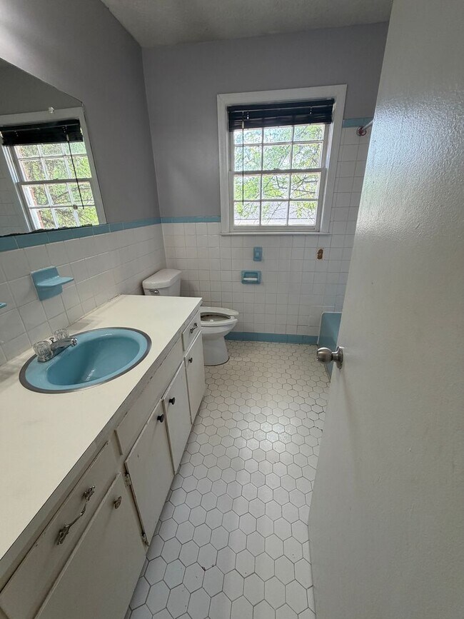 Building Photo - Large Home in Great Area