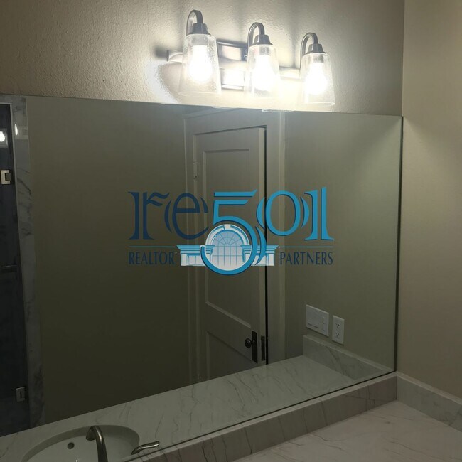 Building Photo - *New Price*  Newly Renovated Immaculate Co...