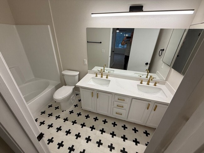 Building Photo - RENOVATED 2BD/2BA NEAR STRIP!