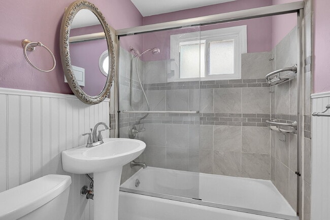 Building Photo - $1,750.00, 3-bed, 2 bath, located in Color...