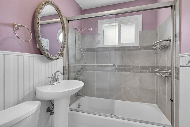 Building Photo - $1,900.00, 3-bed, 2 bath, located in Color...