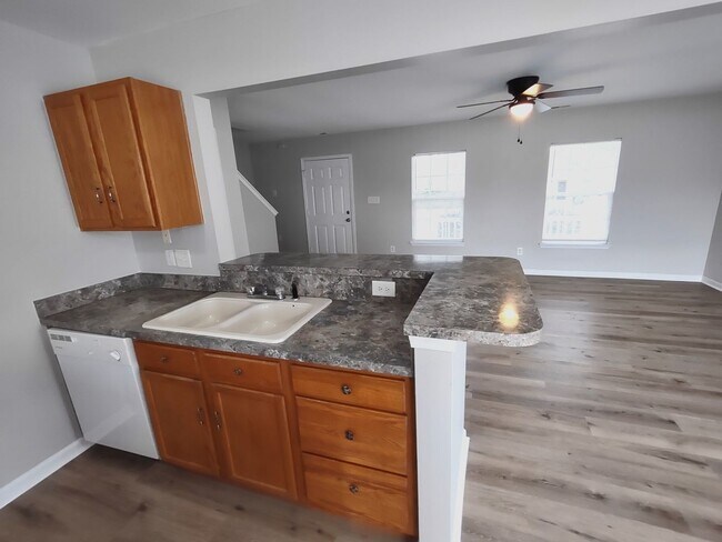 Building Photo - Move-In Ready Home located in the Back Cre...