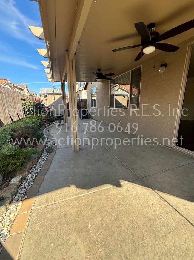 Building Photo - Solar Rocklin Gated Single Story: Close To Shopping 3 Bedroom 2 Bath, Covered Patio, Low Maintena...