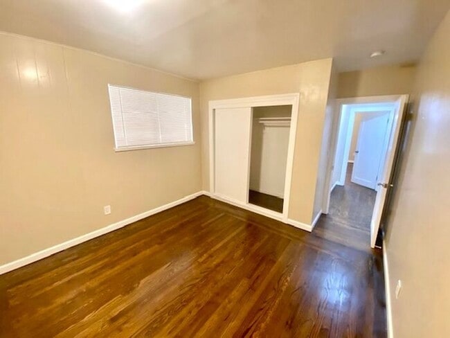 Building Photo - Beautifully Updated 2 Bed 1 Bath unit in Richmond Triplex -- AVAILABLE NOW !!!