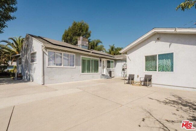 Building Photo - 9620 Woodale Ave