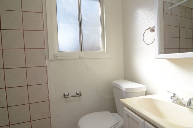 Building Photo - Charming 1 Bedroom 1 Bath Home! Great Cent...