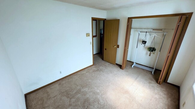 Building Photo - 3 Bed 1 Bath Apartment - Available Septemb...