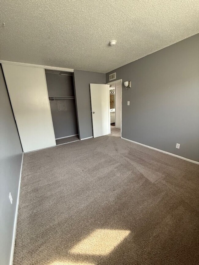 Building Photo - 737 Lilly Ln