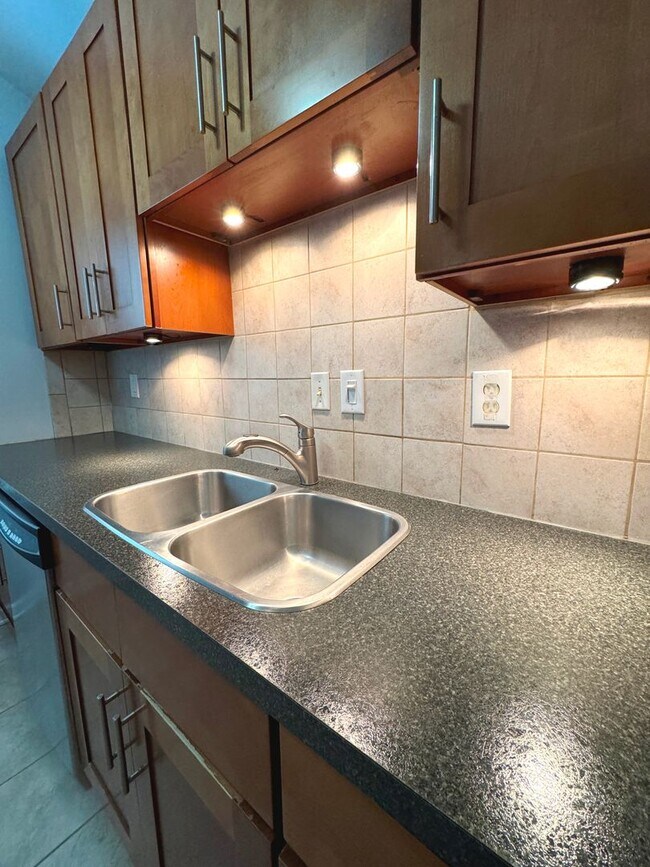 Building Photo - End unit Townhome in the heart of Chesapeake! Available Late July