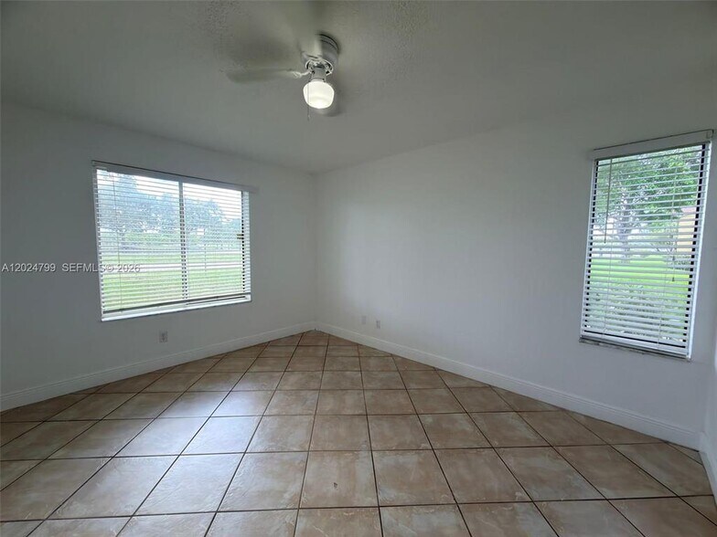 Building Photo - 1025 Coral Club Dr
