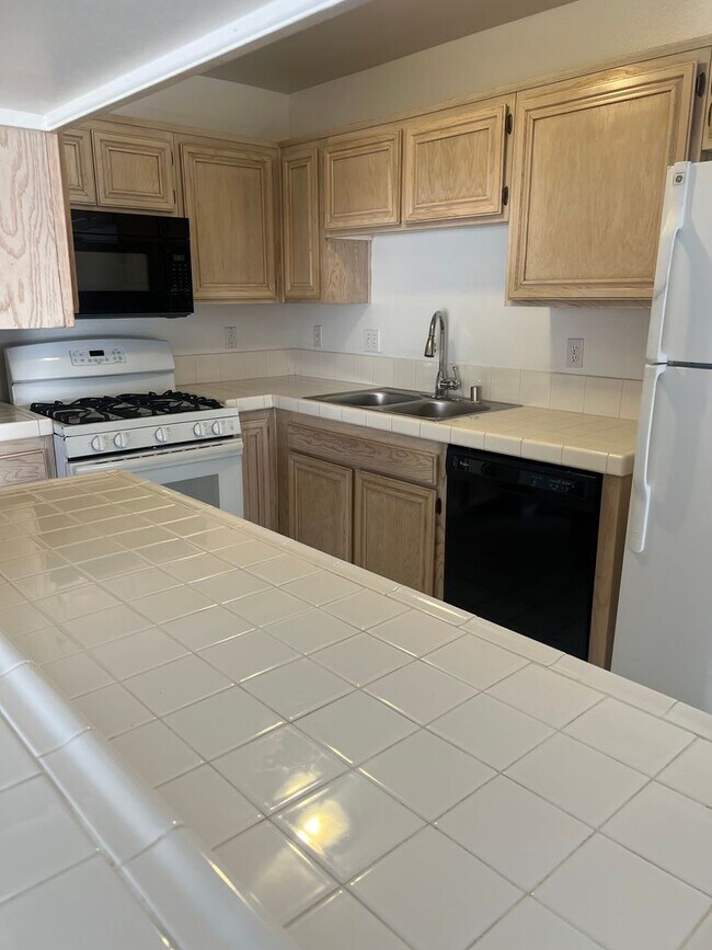 Building Photo - 3 Bedroom 2 Bathroom Townhome for Rent in Palmdale