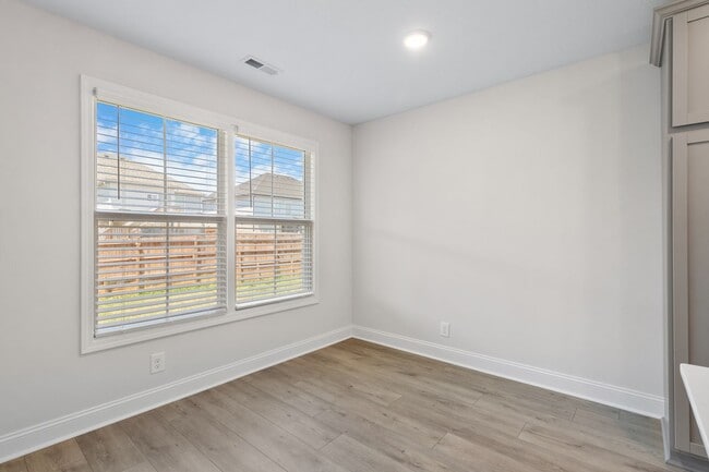 Building Photo - 1402 Dan Brown Dr