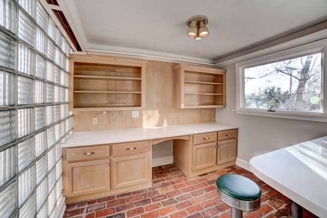 Building Photo - 4 Bed | 2 Bath in Midtown!