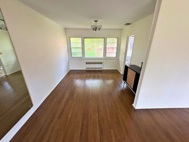 Building Photo - 310 S Oyster Bay Rd
