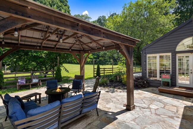 Building Photo - Spacious 6-Bedroom Furnished Home Near Asheville – Privacy, Comfort & Convenience!