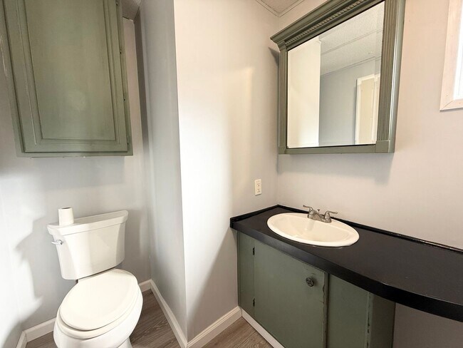 Building Photo - 914 Davenport Rd