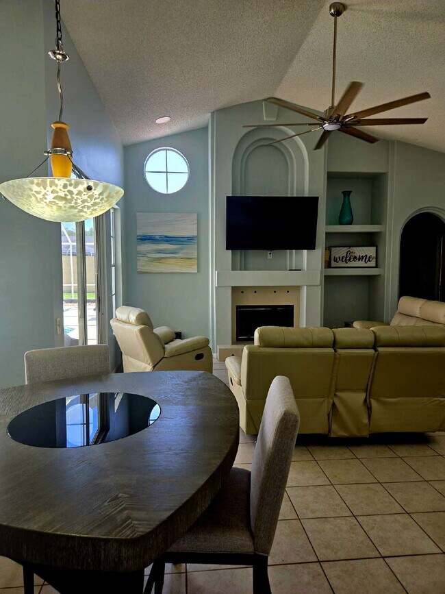 Building Photo - 4/2 Pool Home with pool service included