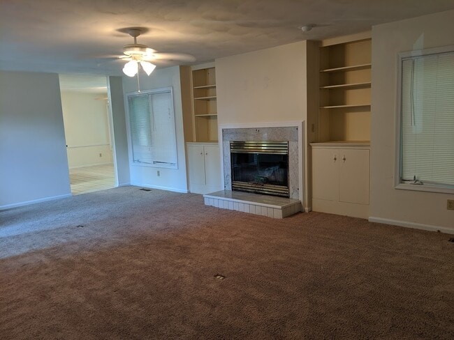 Building Photo - 3 BEDROOM 3 BATH DUPLEX NEAR MILITARY BASES