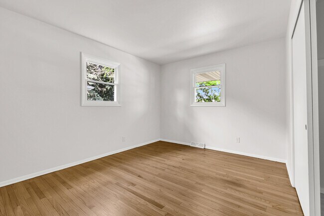 Building Photo - 834 Harding Ave