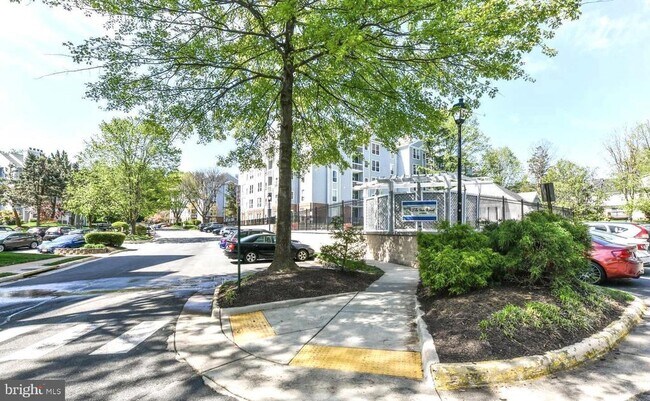 Building Photo - 3179 Summit Square Dr