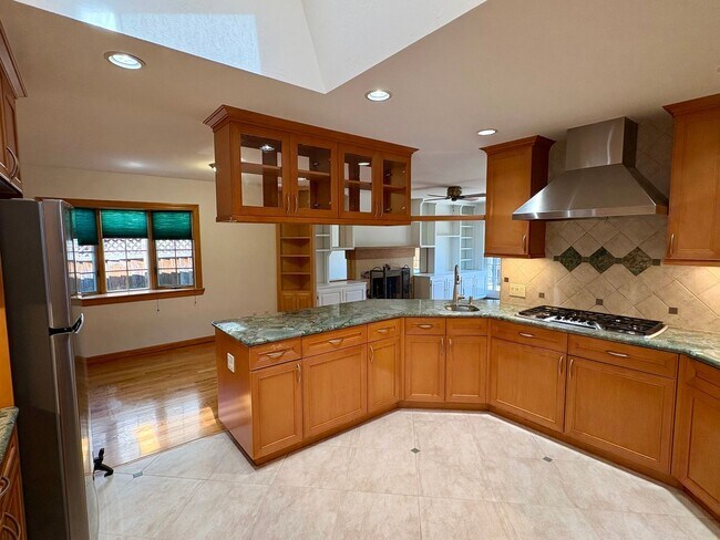 Building Photo - 3057 Carleton Pl
