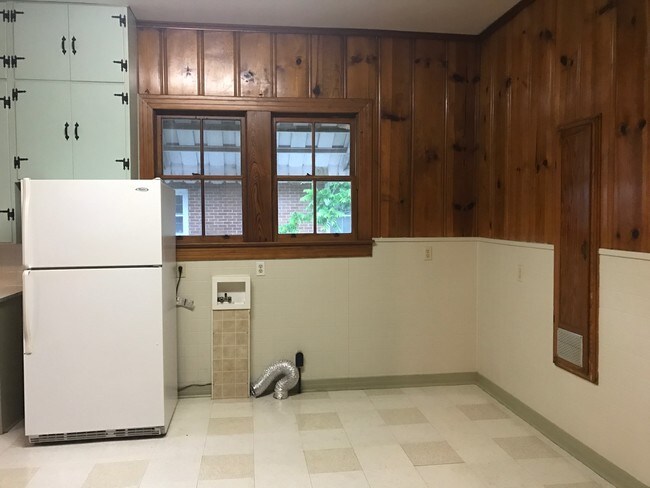 Building Photo - 704 E Thomas St