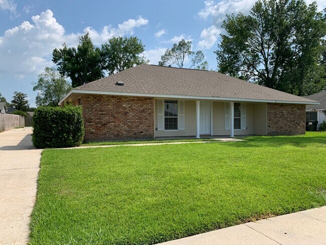 Building Photo - 40111 La Rochelle Rd