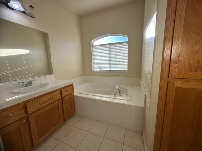 Building Photo - 841 Lawrence Dr