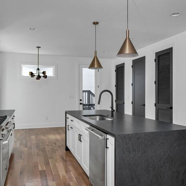 Building Photo - Stunning 4 Bedroom, 3.5 Bath Luxury Home in Nashville