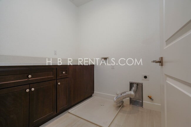 Building Photo - Hansen Village: Spacious 4-Bed Two Story H...