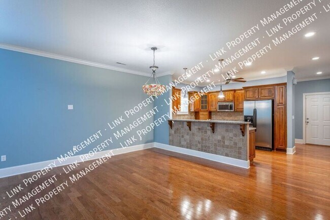 Building Photo - Beautiful large 1800 sf 3/2 for $2000 Townhome in Hixson with a garage and attic storage!