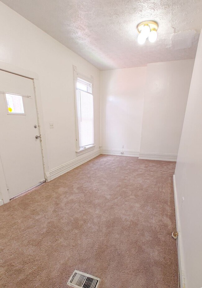 Building Photo - Freshly updated 2 bed/1 bath Close to Wexner Medical Center
