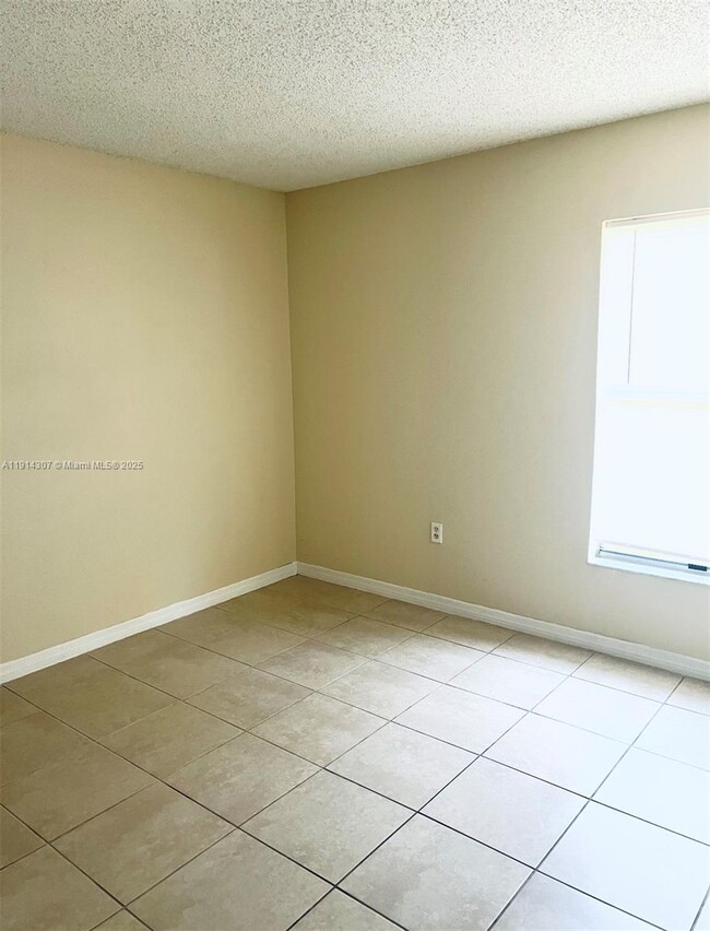 Building Photo - 807 Mountbatten Ln