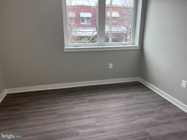 Building Photo - 624 Girard St NE