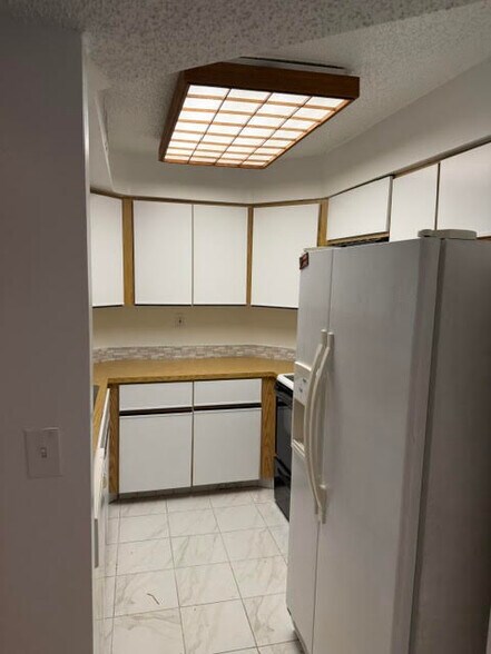 Building Photo - 8132 NW 15th Mnr