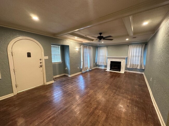 Building Photo - Charming 2bedroom could use one of the roo...