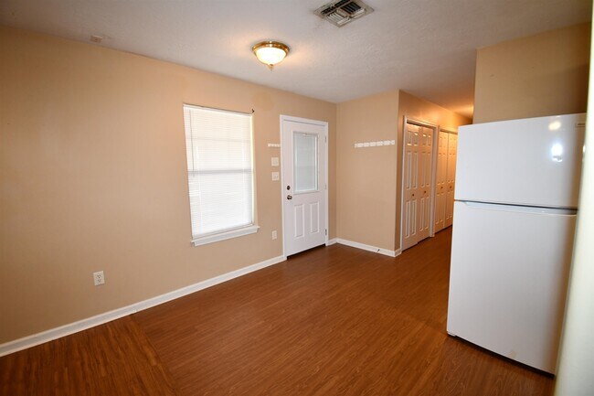 Building Photo - 604 Derouen St