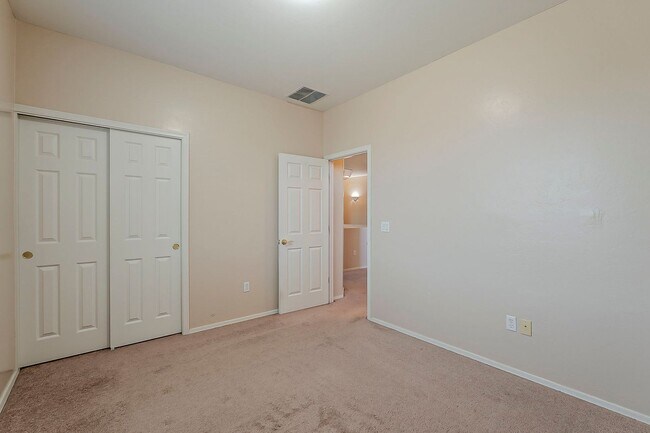 Building Photo - Pet-Friendly 4 Bedroom Rental in Tucson wi...