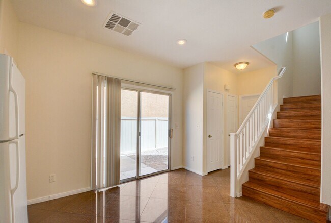 Building Photo - Beautiful two bedroom in great location. Step through the front door into a sun-filled great room...