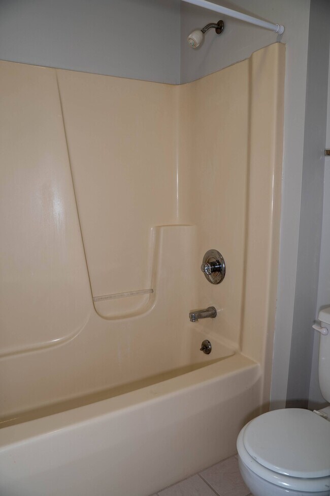 Building Photo - 100 N Rdg Dr