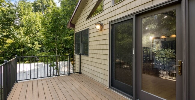 Building Photo - 3-Bedroom Home with Peekaboo Views of Silv...