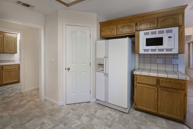 Building Photo - Spacious 3 Bedroom 2 Bathroom Home in Conv...