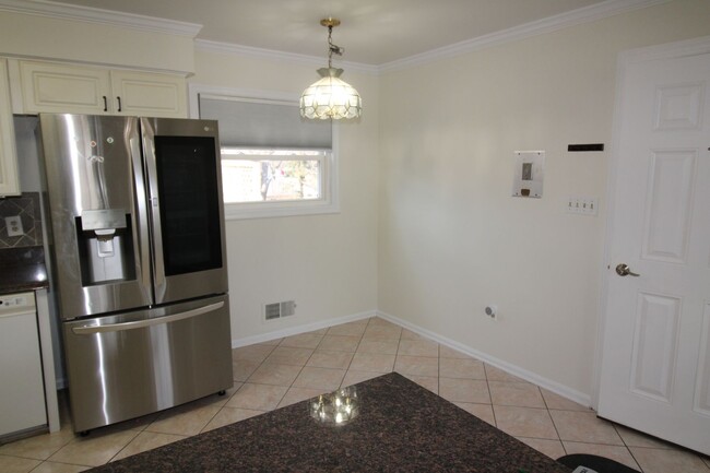 Building Photo - Beautiful 4BR 2 full 2 half bath corner lo...