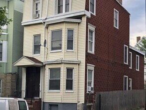 Building Photo - Cozy 1.5-Bedroom in a Vibrant East Boston Neighborhood