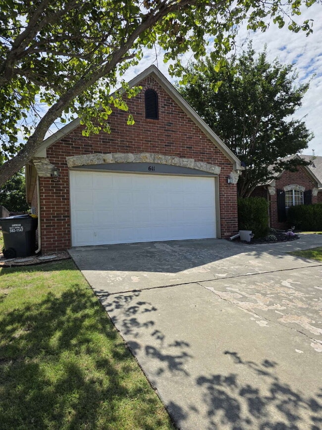 Building Photo - "Charming 3-Bedroom Gem with 2 Full Baths ...